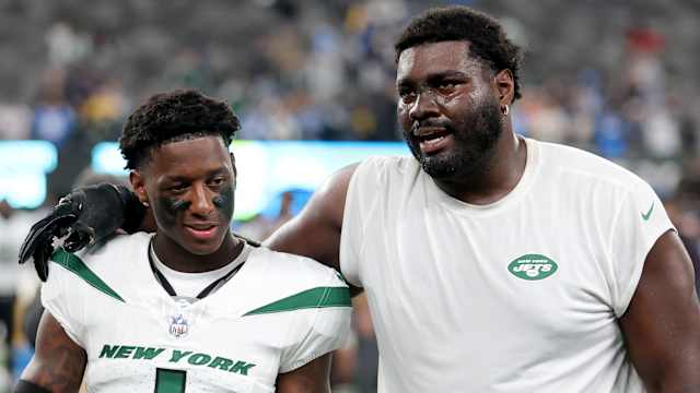 Jets' cornerback Sauce Gardner (1) and offensive tackle Mekhi Becton (77)